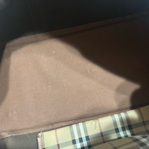 Burberry luggage bag size 45 in very good condition. comes with strap.Minor used - Picture 4 of 11